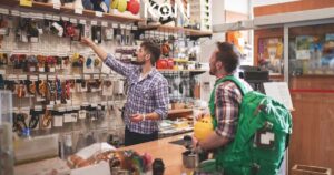 Ejecutivo de importadora peruana enviando cotizaciones y catálogos de productos a clientes mayoristas por WhatsApp Business