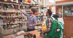 Dueño de mueblería peruana publicando artículos de decoración y hogar en el blog de su tienda online