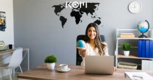 Profesional peruano aprendiendo qué es el fine-tuning de inteligencia artificial de forma sencilla